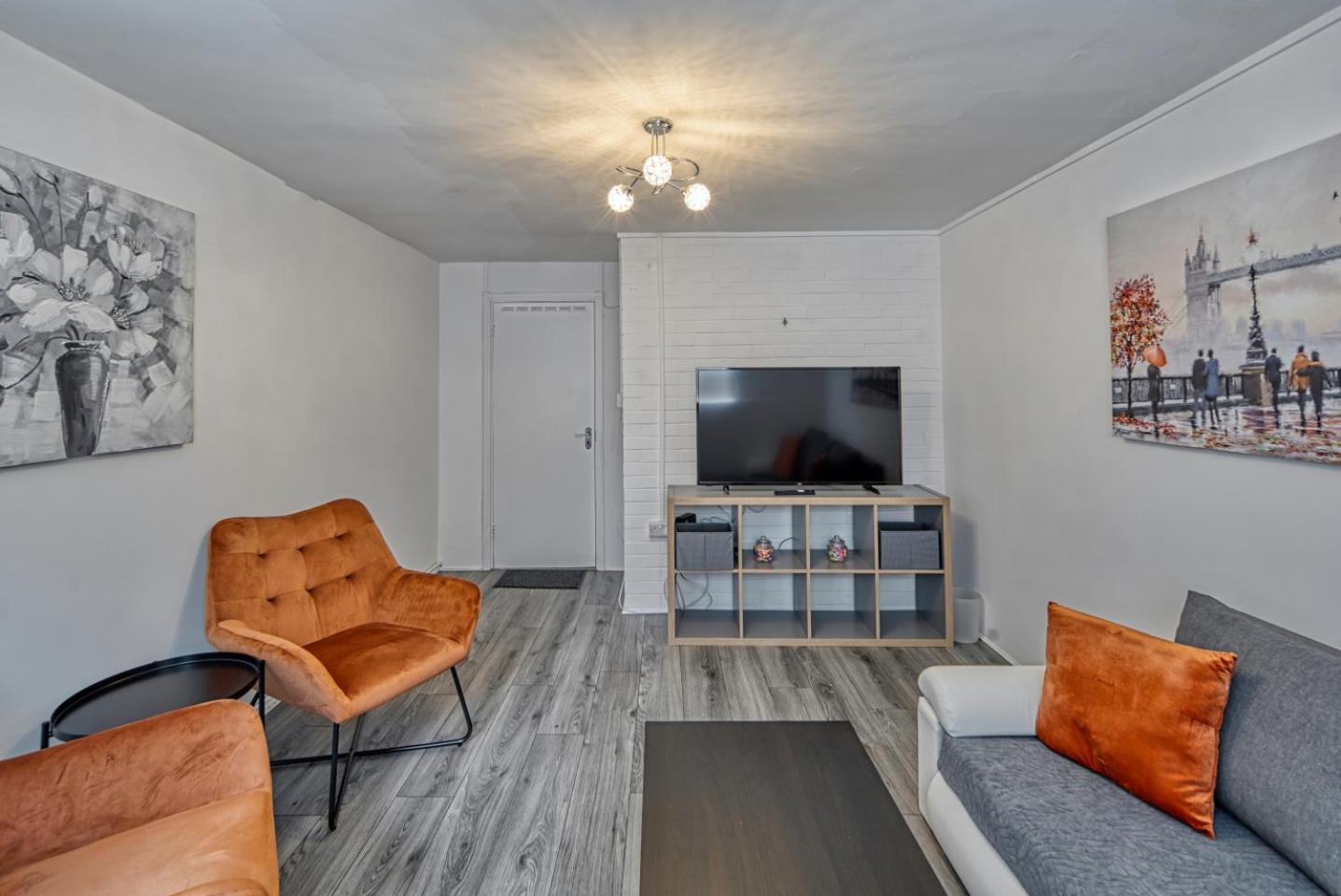 3 Bed House With Driveway Vakantiehuis *