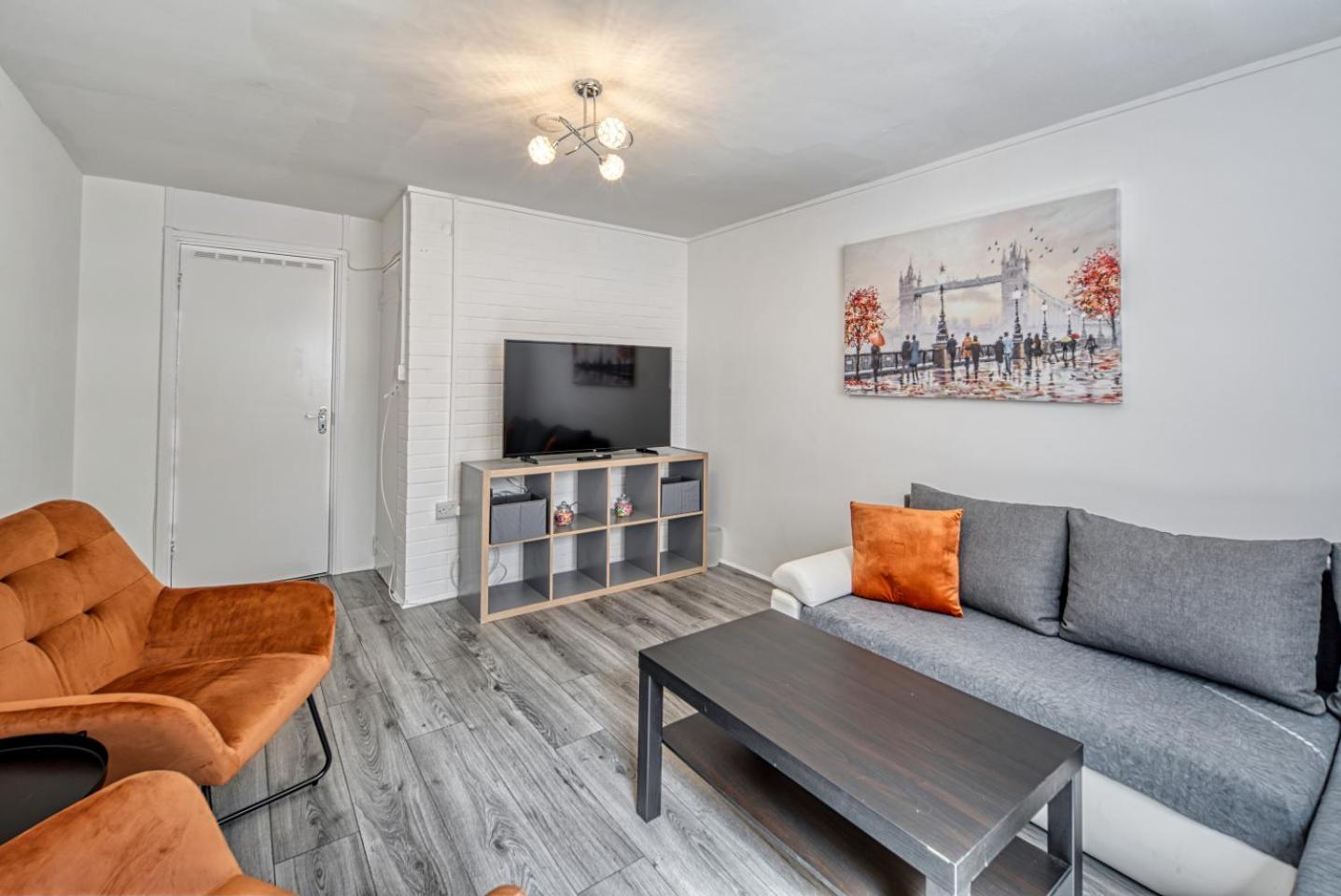 3 Bed House With Driveway Vakantiehuis *