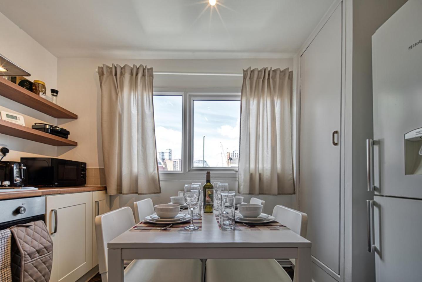3 Bed House With Driveway Vakantiehuis